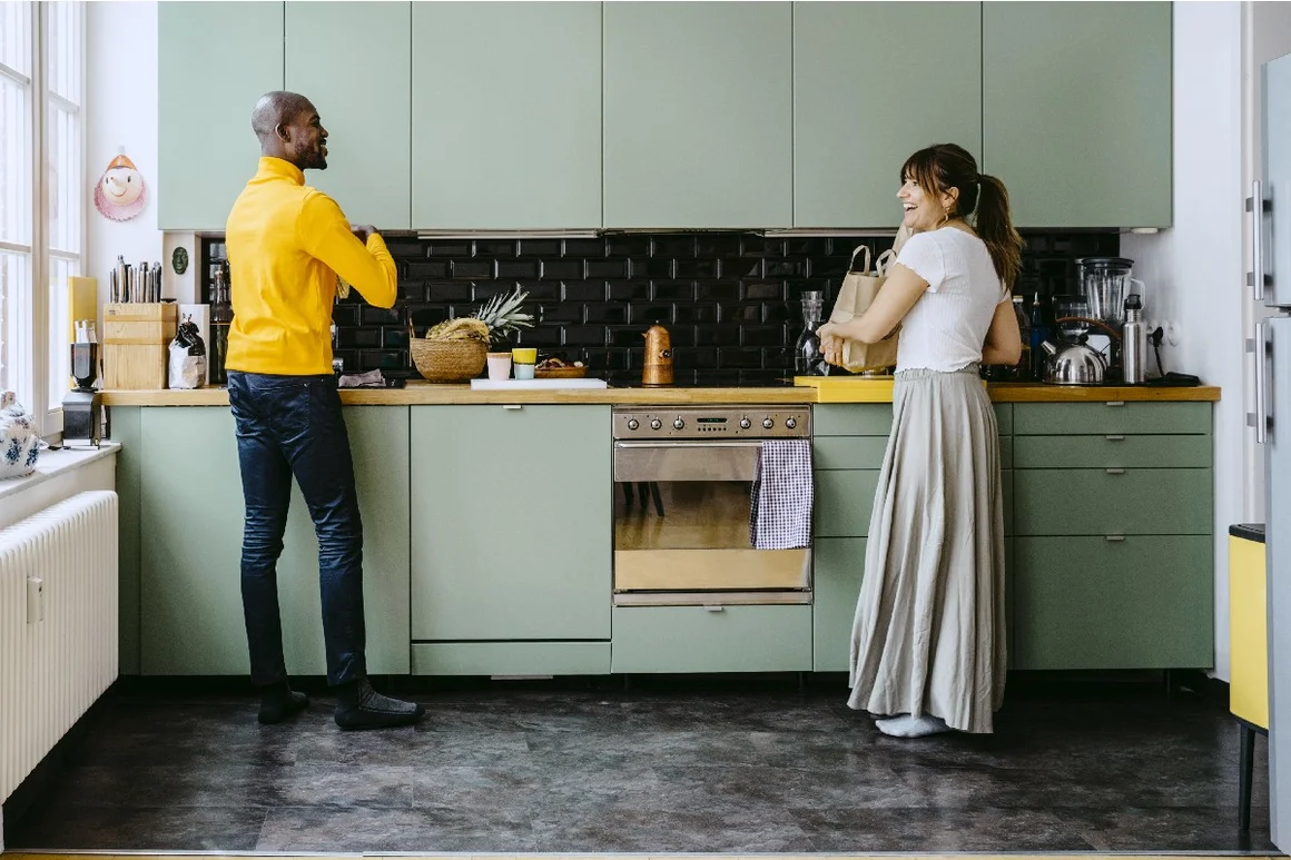 Zwei Personen in einer modernen Küche